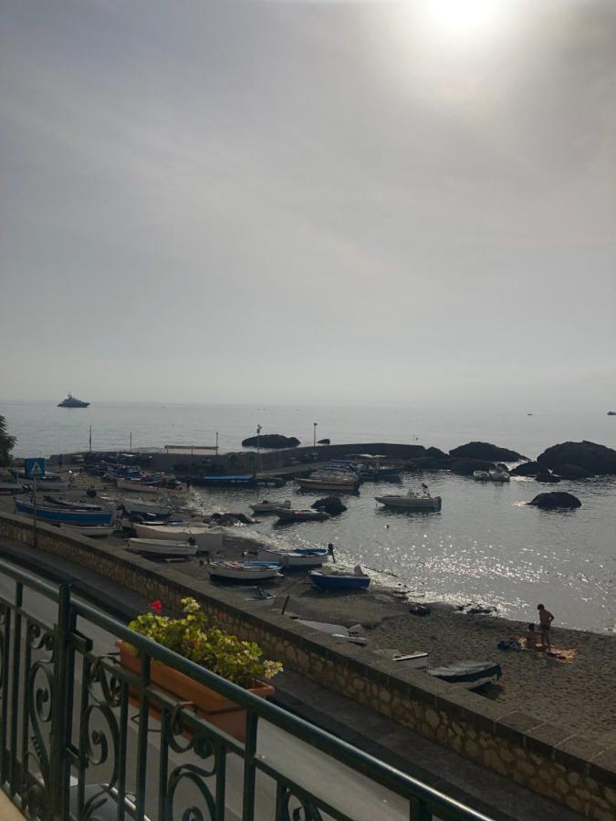 Hostel Beach House Giardini Naxos Eksteriør billede