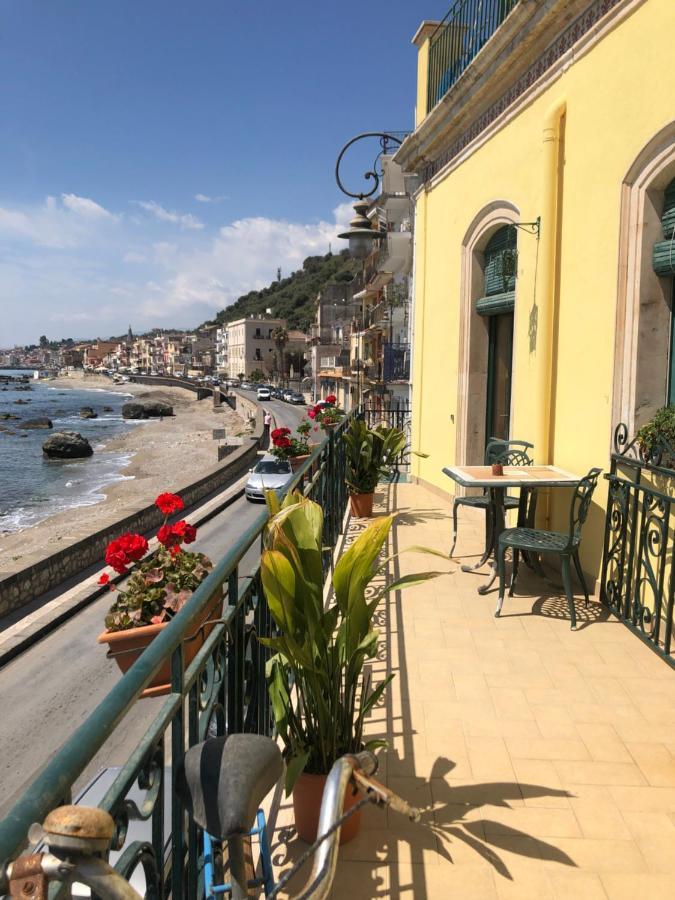 Hostel Beach House Giardini Naxos Eksteriør billede