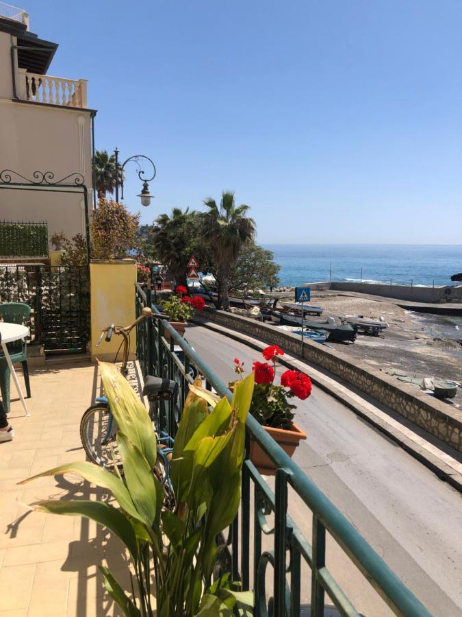 Hostel Beach House Giardini Naxos Eksteriør billede